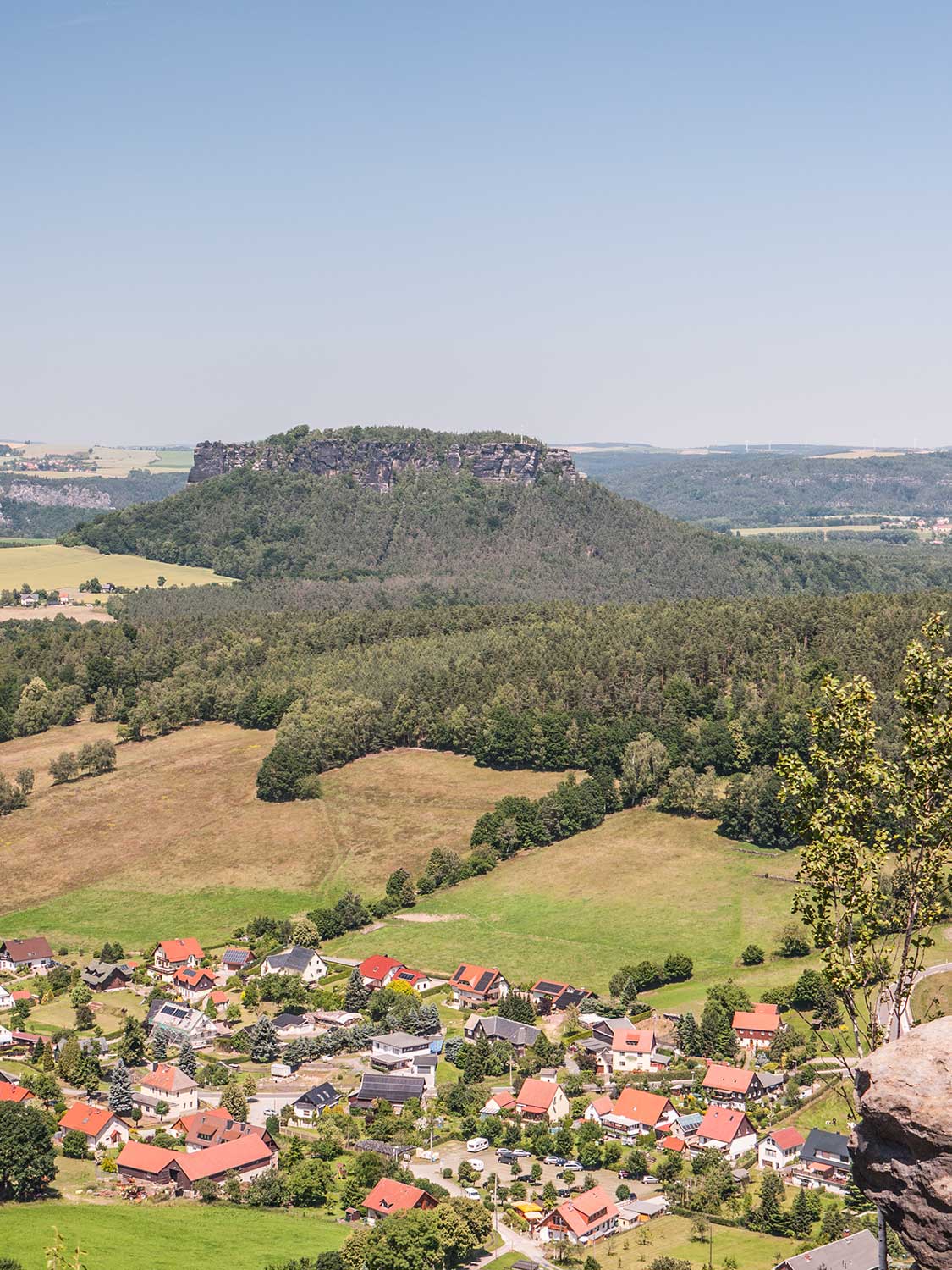 Blick nach Pfaffendorf und im Hintergrund auf den Lilienstein